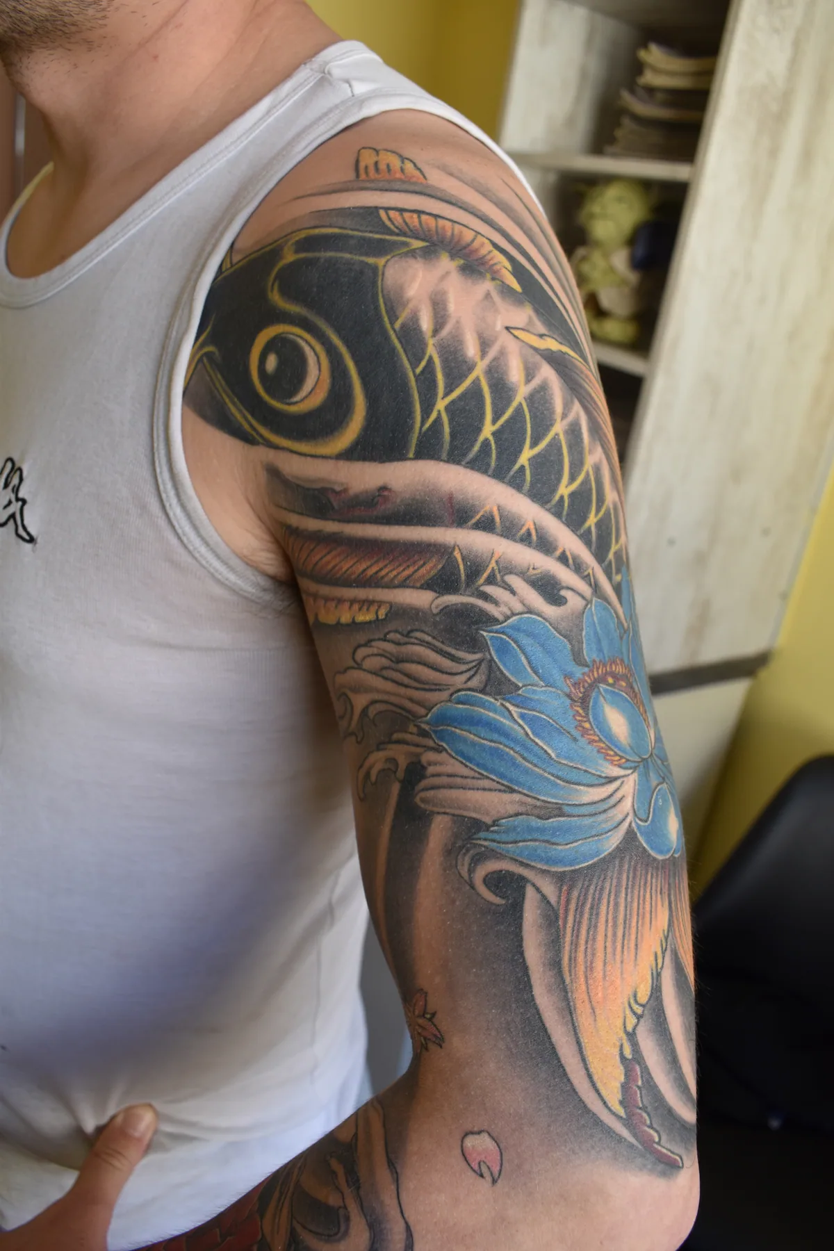 Tatouage japonais koï et lotus en manchette sur le bras - JMJ Tattoo Sérignan