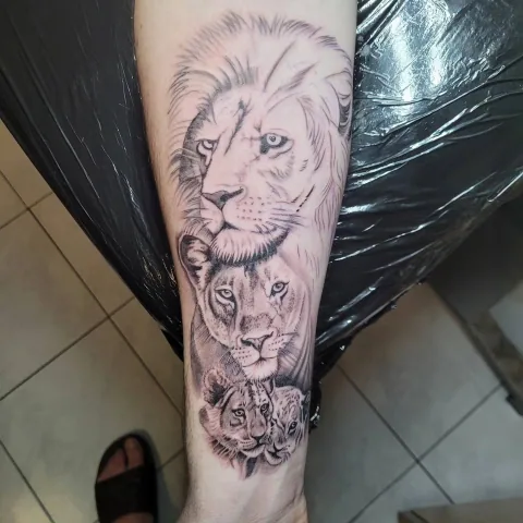 Famille de lions sur avant-bras, réalisation de Jean-Marie à son salon de Sérignan