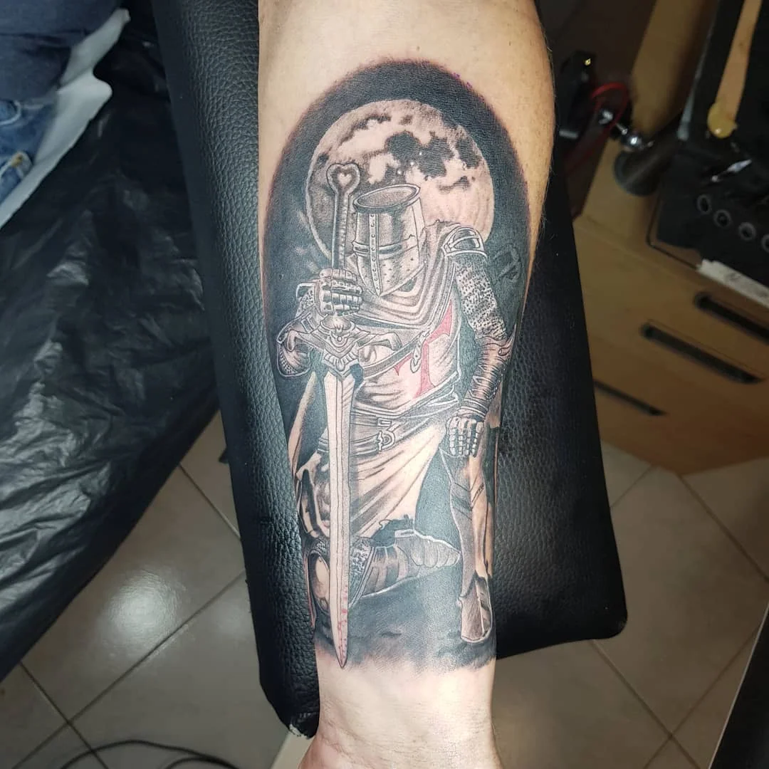 Tatouage réaliste de templier à l'épée sur avant-bras - JMJ Tattoo Sérignan